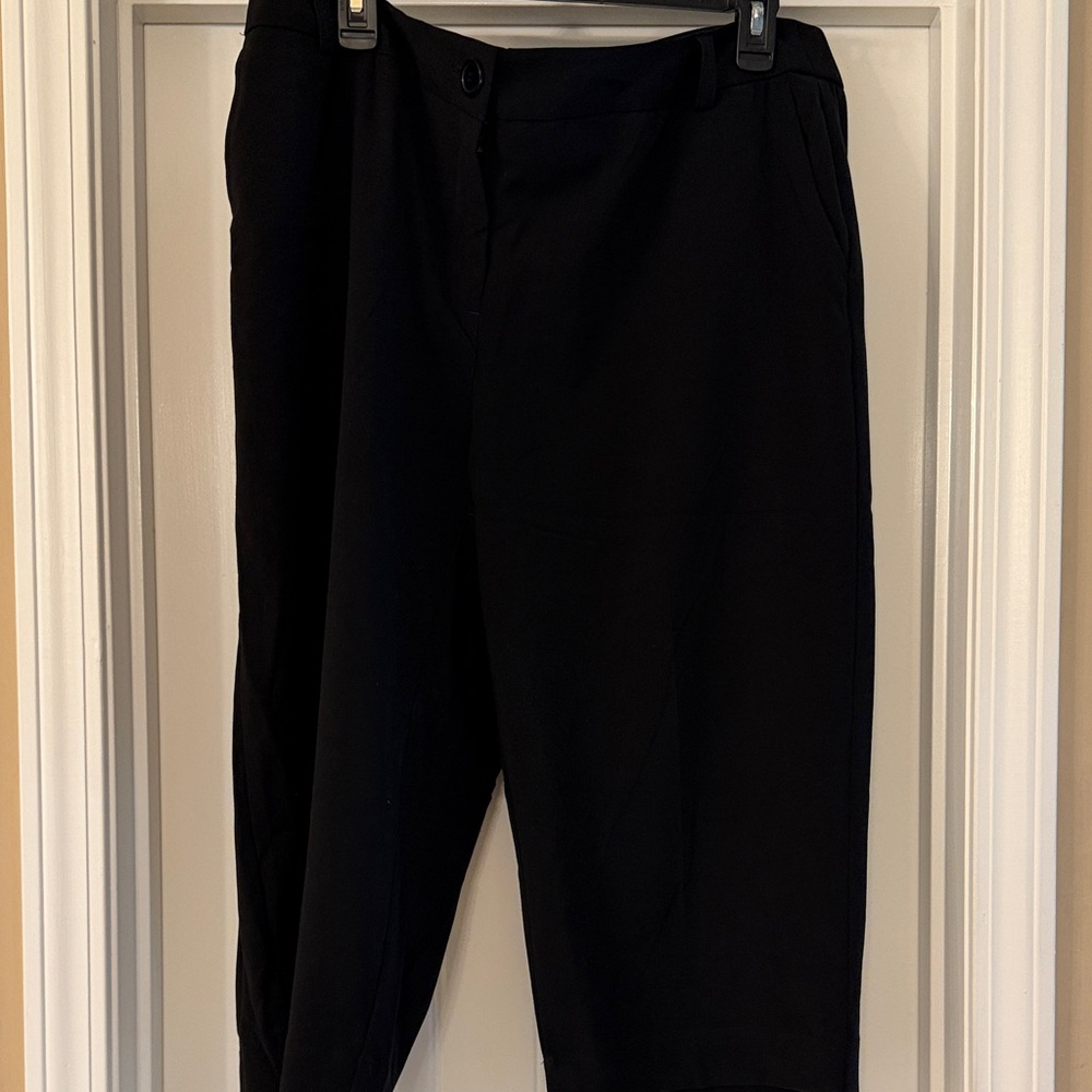 Women’s  Black Classic Dressy Capri